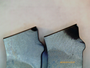图2：与使用外部浸式冷却系统而严重发黑的刀片相比，内冷刀具的可转位刀片（左图）承受的热应力低得多