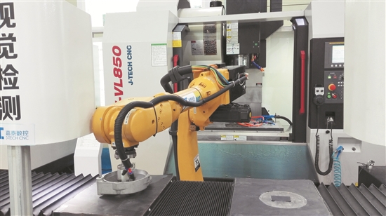 泉州生产的数控机床可与机器人合作“干活”