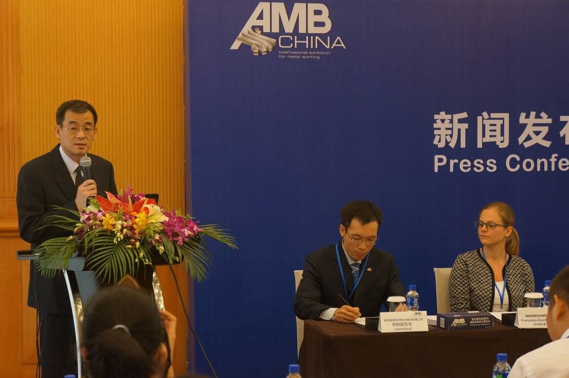 图4：中国航空航天工具协会副秘书长范军先生向现场记者剖析了中国航空航天制造技术专题展在AMB China的成功举办的三个方面及对2015年第二届中国航空航天制造技术专题展将在AMB China再次举办良好前景的期望。
