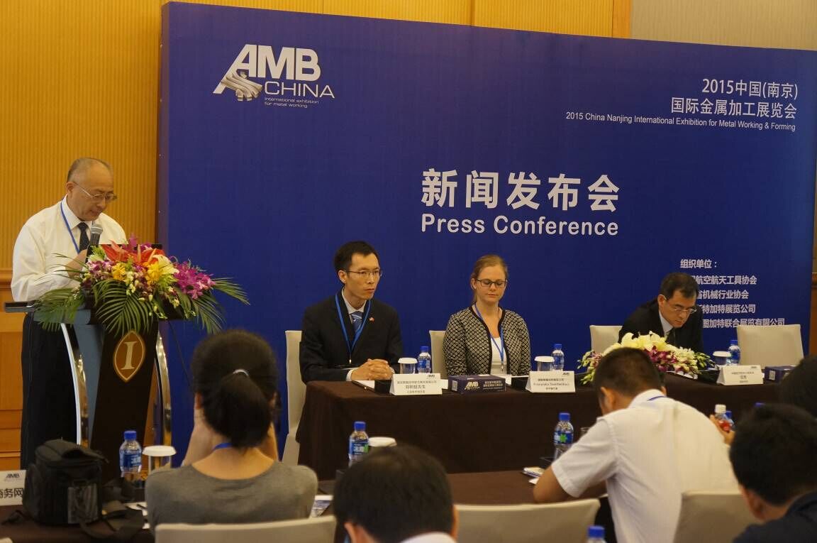 图5：江苏省机械行业协会副秘书长贾杏林先生向现场记者介绍了江苏省机械行业的形势及AMB China展览会给江苏省、南京市的机械装备制造行业的相关企业提供了一个创新、合作的崭新平台。