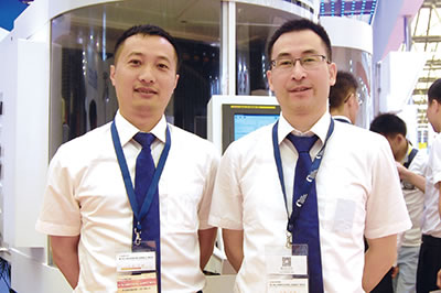 柯尔柏斯来福临机械(上海)有限公司工具磨削销售总监朱异佳(右)销售经理戈利波(左)