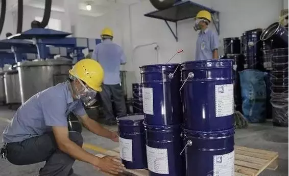 一家化工原料厂，工人正在包装生产不粘锅涂料所需的原料。这家工厂是朱达·黄所在公司的供货商。（美联社）