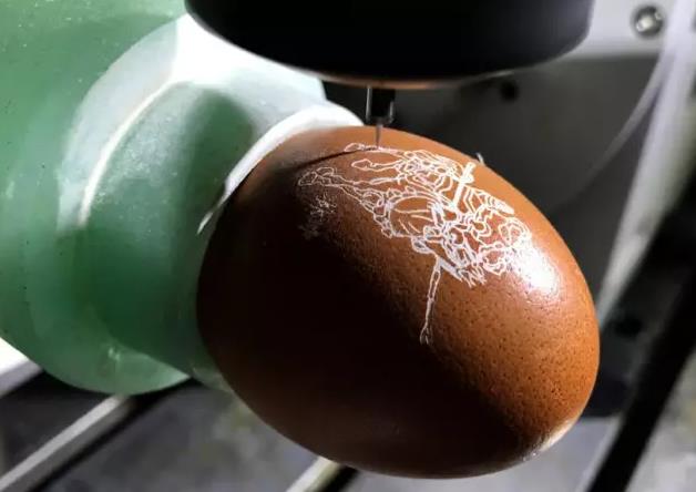 北京精雕科技雕刻机器人在鸡蛋上雕刻加工