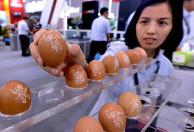 北京精雕科技雕刻机器人在鸡蛋上雕刻加工